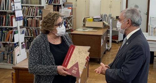 Biblioteca Estadual recebe exemplares de livro sobre os 300 anos de Minas Gerais