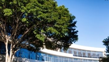 Comunicado: Estátua de Murilo Rubião na Biblioteca Pública Estadual de Minas Gerais 