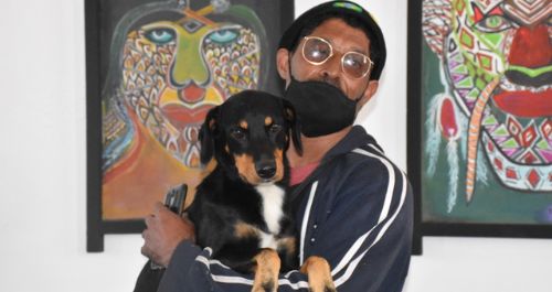 Gerson Flores, artista que vivia em situação de rua em BH, visita pela primeira vez suas obras na galeria de arte da FAOP