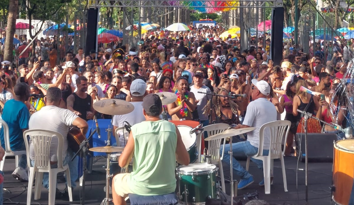 Público e artistas comemoram a realização do Palácio do Samba, que fez sua estreia no Carnaval da Liberdade 2024  