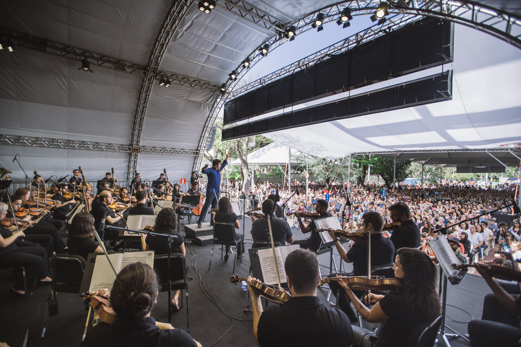 Filarmônica de Minas Gerais faz concerto gratuito na praça do papa neste domingo (25) 
