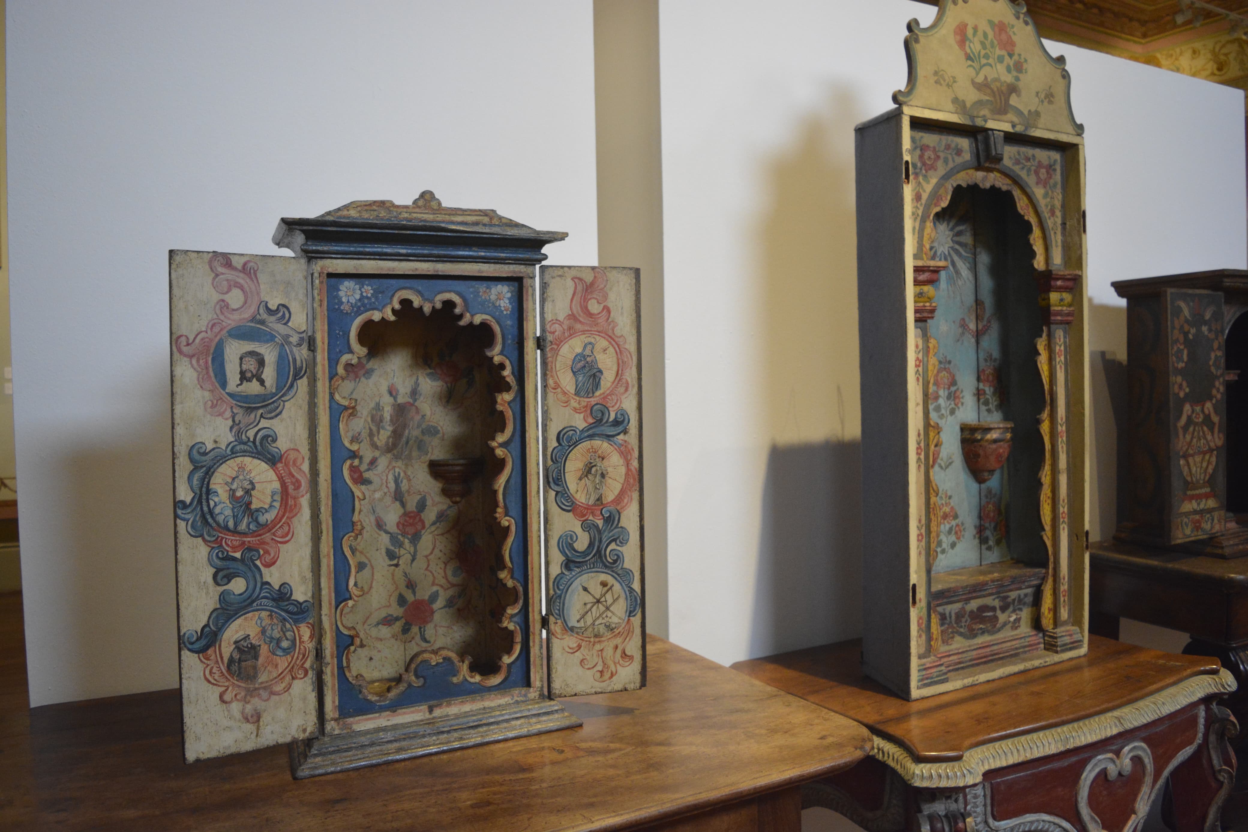 Museu Mineiro apresenta a exposição “Preciosidades do Acervo: Oratórios”, que reúne peças dos séculos XVII a XIX