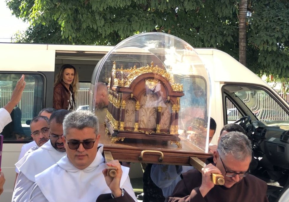 Relíquias de Santa Teresinha chegam a Belo Horizonte após duas décadas e devem atrair centenas de fiéis em missa pública nesta segunda-feira (17)