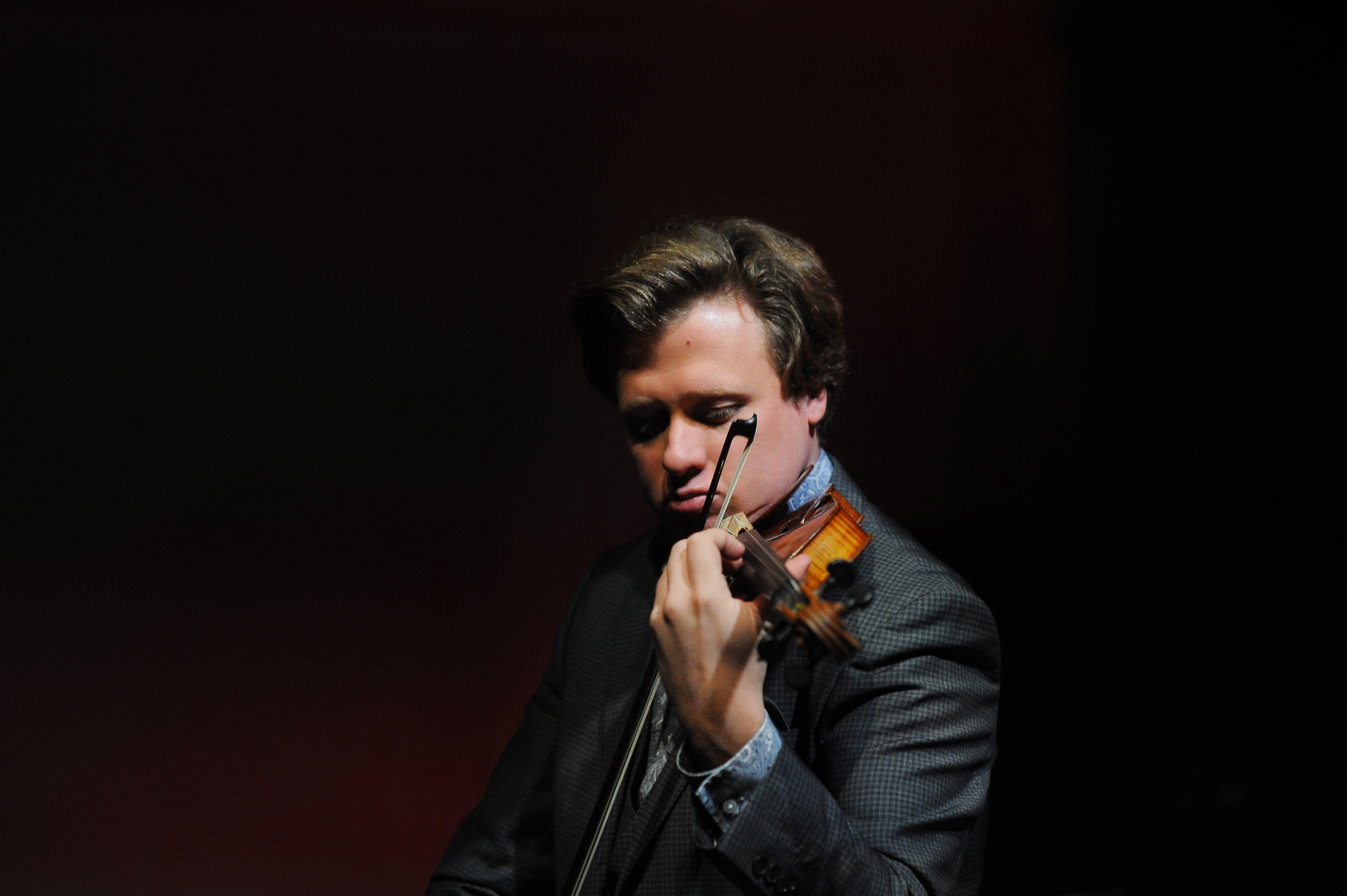 Filarmônica de Minas Gerais recebe o violinista russo Andrey Baranov e o maestro convidado Silvio Viegas 
