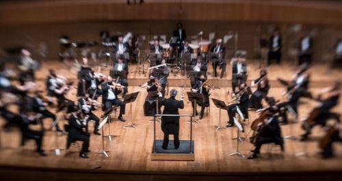 Filarmônica de Minas Gerais interpreta serenata de Mozart e primeira sinfonia de Kalinnikov